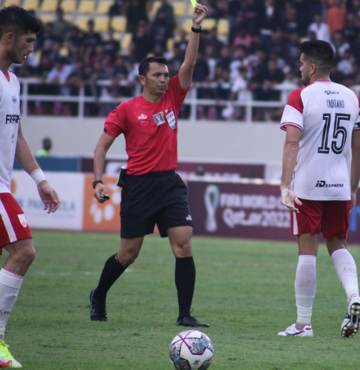 sepatu-wasit-dalam-sepak-bola