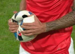 ketika-bola-pecah-di-tengah-pertandingan-seru