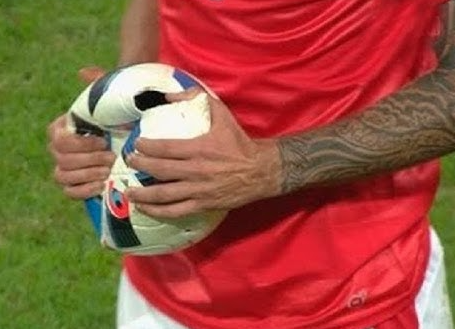 ketika-bola-pecah-di-tengah-pertandingan-seru