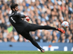 alisson-becker-mengalami-cedera-yang-sangat-parah