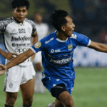 beckham-putra-menjaga-keseimbangan-saat-lawan-dewa-united