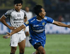 beckham-putra-menjaga-keseimbangan-saat-lawan-dewa-united